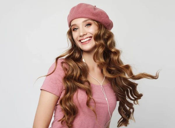 Lifestyle, Emotion und People-Konzept: Schönes Mädchen mit langen welligen Haaren beim Musikhören — Stockfoto