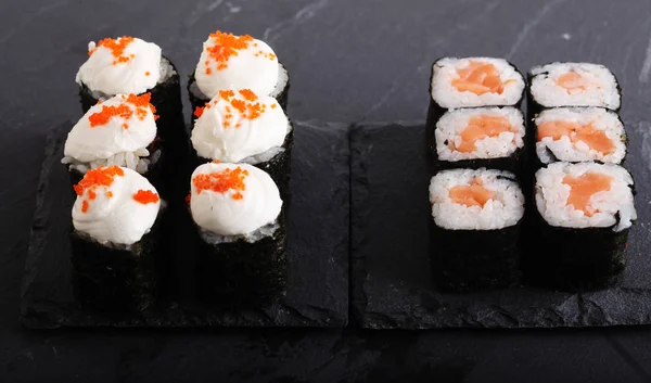 Maki rola com fundo cinzento. Sushi japonês. de perto . — Fotografia de Stock