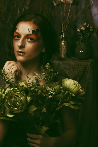 Schönheits- und Kunstkonzept: junge Frau mit hellem Make-up und trockenen Zweigen — Stockfoto