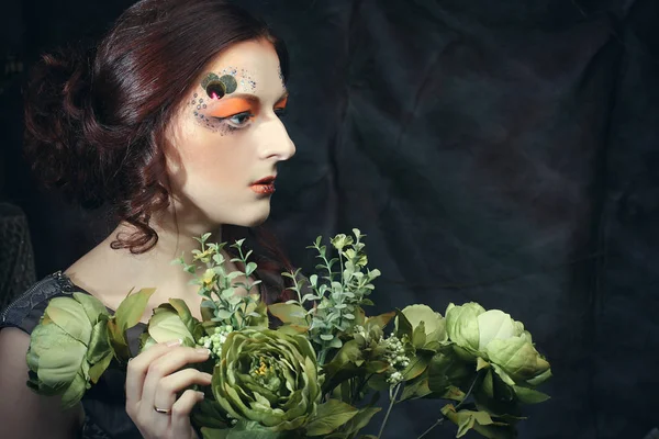 Concepto de belleza y arte: Mujer joven con maquillaje brillante con ramas secas — Foto de Stock