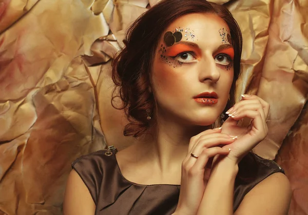 Primer plano retrato pelirrojo mujer con brillante creativo maquillaje — Foto de Stock