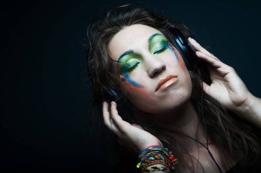 Kulaklıklı genç bir kadın.