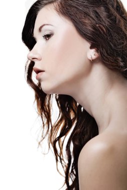 Temiz cilt üzerinde bir beyaz ile seksi güzel bir genç kadının yüzü 