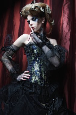 Gotik bir kadının Vogue tarzı fotoğrafı.