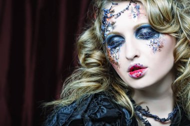 Yaratıcı makyaj kadınla. Halloween Tema. 