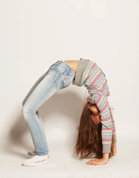 체조를 하는 소녀 — 스톡 사진