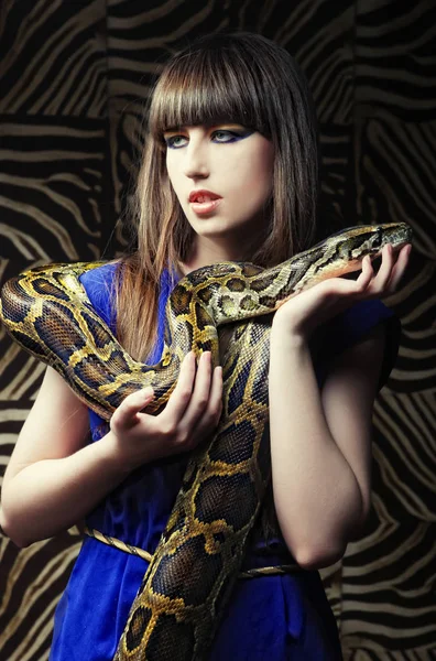 漂亮的女人和一条蛇 — 图库照片