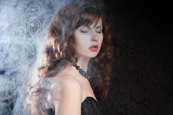 Femeie tânără și sexy în fum — Fotografie, imagine de stoc