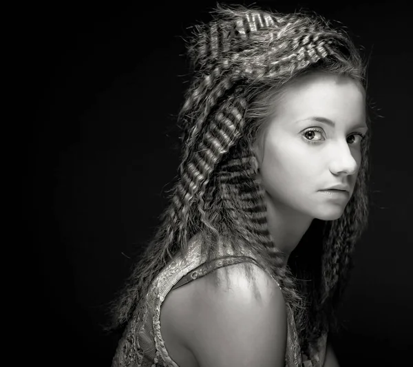 Portrét krásné mladé ženy s kudrnatými vlasy — Stock fotografie