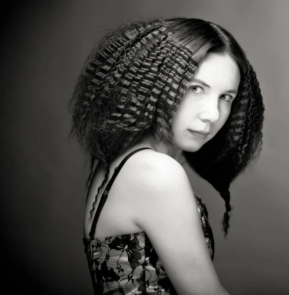 Retrato de uma jovem bonita com cabelo encaracolado — Fotografia de Stock