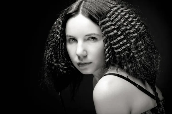 Portret pięknej młodej kobiety z kręconymi włosami — Zdjęcie stockowe