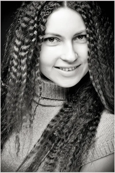 Ritratto di bella giovane donna con i capelli ricci — Foto Stock