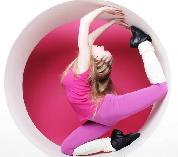 Mulher posando em círculo rosa — Fotografia de Stock