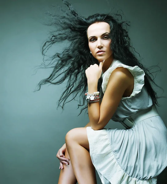 Mujer en vestido elegante, tiro al estudio — Foto de Stock