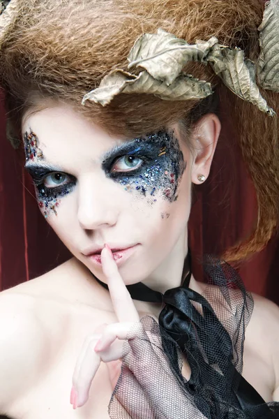 Frau mit kreativem Make-up. Halloween-Thema. — Stockfoto