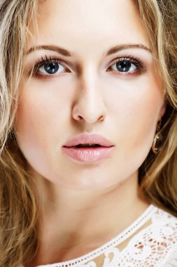 neşeli genç yetişkin kız portresi