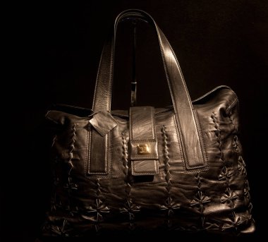 Çanta vitrinde açıkta kaldı. 