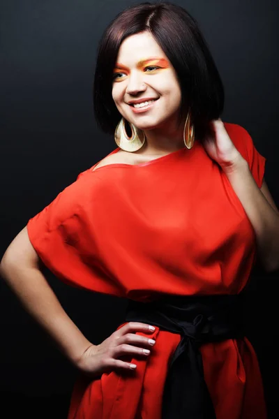 Hermosa mujer con un vestido rojo — Foto de Stock