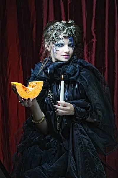 Retrato gótico de mujer con vela . —  Fotos de Stock