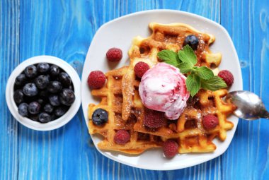 Dondurma ve taze meyveler - ahududu ve yaban mersini ile Belçika Waffle tabak.