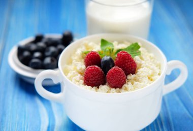 Berry ve nane, yaban mersini ve kahve ile Rus süzme peynir.