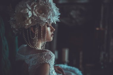 Güzel gelin bir sandalyeye oturur. Lüks Sarayı.