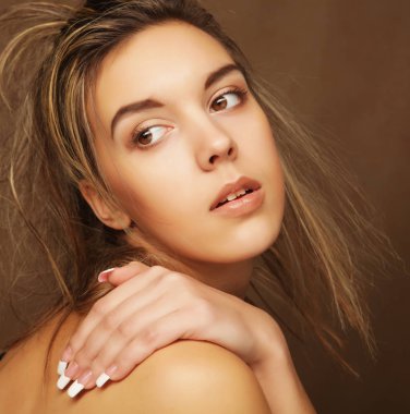 yaşam tarzı, duygu ve insanlar kavramı - genç kadının portresi,