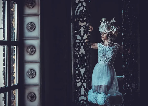 宮殿の部屋に立っている若い美しい花嫁. — ストック写真