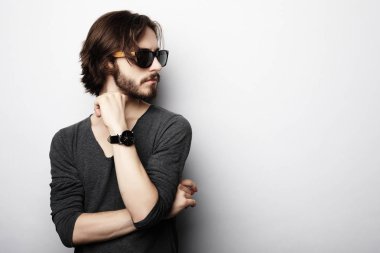 Moda genç adam moda güneş gözlüğü takıyor