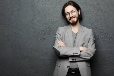 yaşam tarzı ve insanlar kavramı: koyu arka plan gülümseme ile yakışıklı genç adam portresi