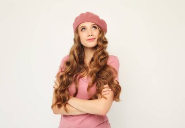 Yaşam tarzı, güzellik ve insan konsepti: Pembe bereli kıvırcık saçlı güzel kız