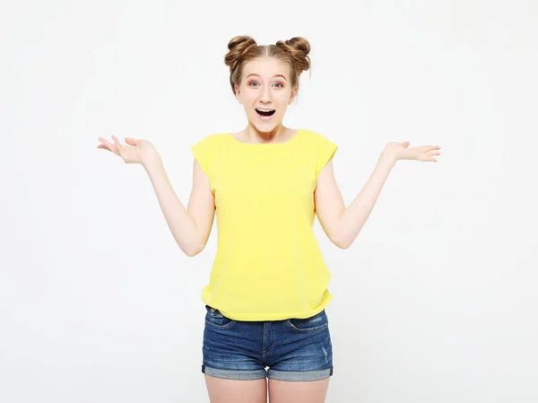 Estilo de vida y el concepto de la gente: Imagen de mujer joven gritando emocionada de pie aislado sobre fondo blanco . — Foto de Stock