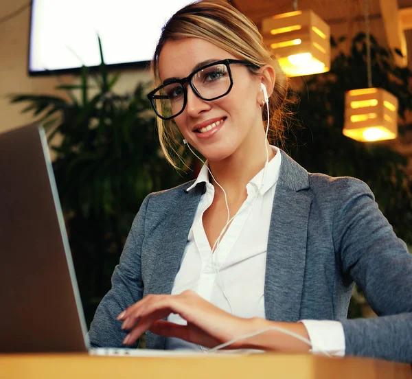 Mujer de negocios trabajando en el ordenador portátil en la cafetería. Joven mujer de negocios utiliza el ordenador portátil en cafe.Lifestyle y el concepto de negocio . — Foto de Stock