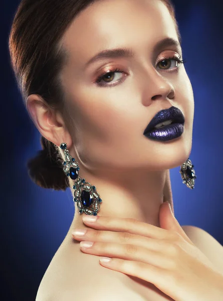 Modeportret van jonge mooie vrouw met sieraden. Perfecte make-up. Blauwe lippen. — Stockfoto