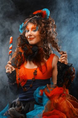 Bebek stili ve şekerli yaratıcı makyajlı bir kadın..