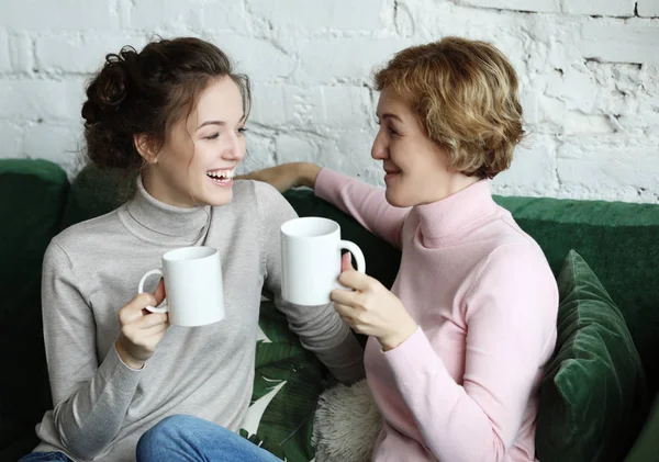 Stile di vita e concetto di persone: Due belle donne- madre e d — Foto Stock