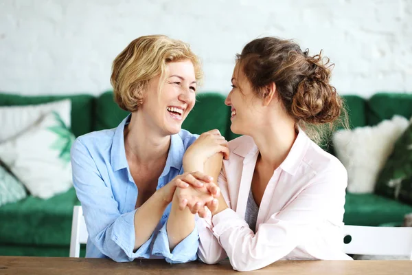 Lifestyle, familie en mensen concept: Gelukkige jonge vrouw en haar moeder thuis — Stockfoto