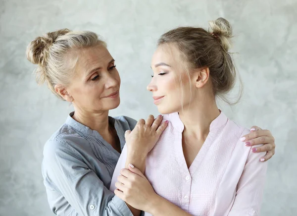 Estilo de vida y el concepto de la gente: Feliz madre mayor abrazando a la hija adulta riendo juntos, sonriendo emocionada anciana anciana abrazando a la mujer joven —  Fotos de Stock