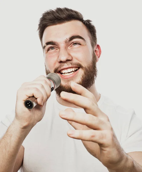 Lifestyle και άνθρωποι έννοια: νεαρός άνδρας τραγουδούν με μικρόφωνο — Φωτογραφία Αρχείου