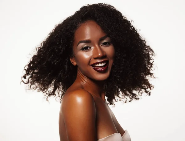 Mode en schoonheid concept: aantrekkelijke Afrikaans Amerikaanse vrouw closeup portret — Stockfoto