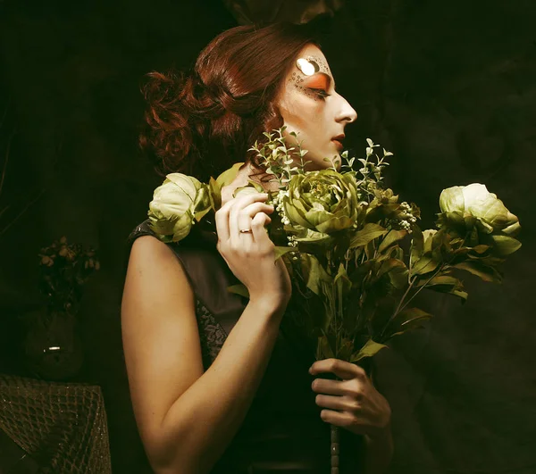 Primer plano retrato pelirrojo mujer con brillante creativo maquillaje celebración de flores secas —  Fotos de Stock