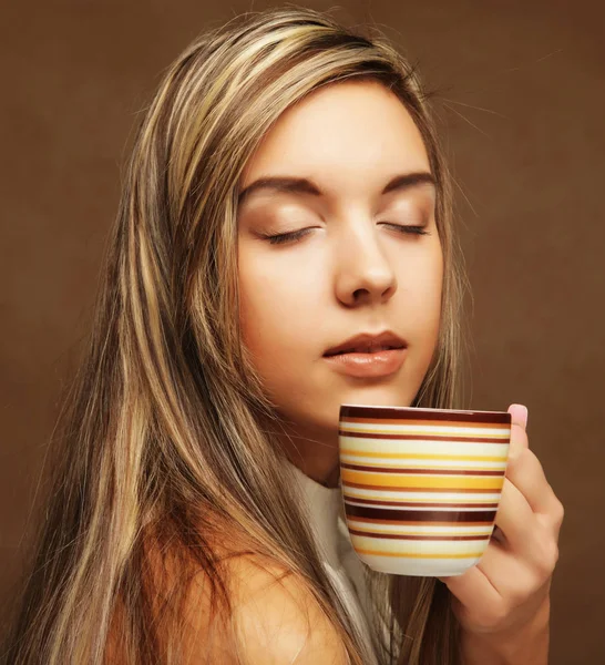 Pessoas e conceito de comida: jovem mulher muito encaracolado beber café — Fotografia de Stock
