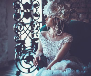 Güzel gelin bir sandalyeye oturur. Lüks Sarayı.