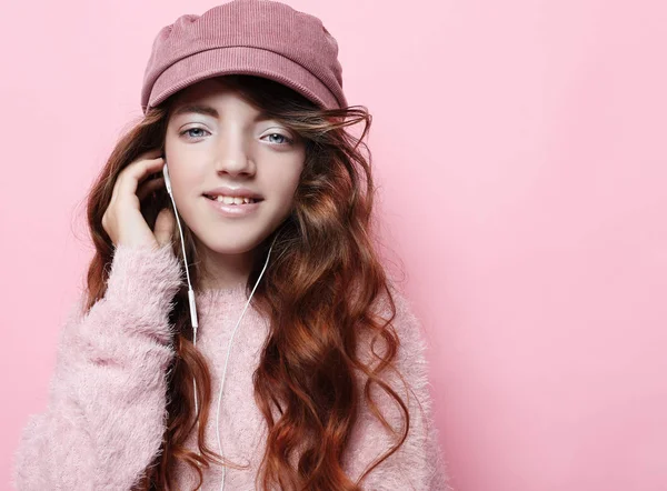 Bild eines glücklichen Teenie-Mädchens, das isoliert auf rosa Hintergrund steht, in rosa Hut und Pullover. Lifestyle- und Modekonzept. — Stockfoto