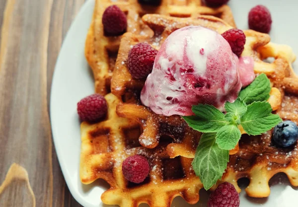 Тарілка бельгійських вафель з морозивом та свіжими ягодами малина та чорниця . — стокове фото
