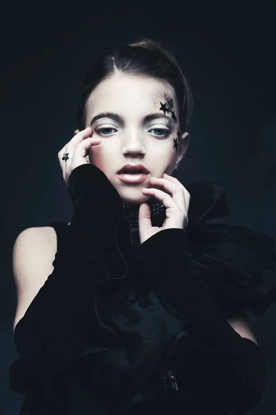 Concepto Belleza Moda Niña Vestida Negro Maquillaje Creativo Fondo Oscuro —  Fotos de Stock