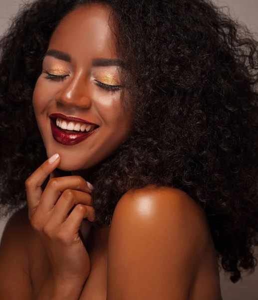 Lifestyle and people concept:  Portrait of a beautiful young African woman smiling. — Stock Photo, Image