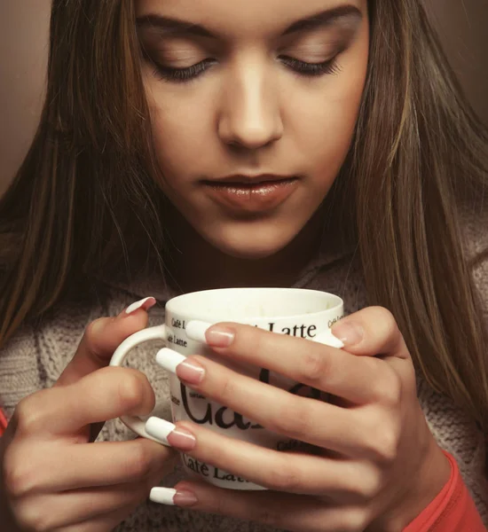Спосіб життя, люди і концепція їжі: молода досить кучерява жінка п'є каву — стокове фото
