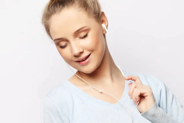 Young woman with headphones listening music — Stock Photo, Image