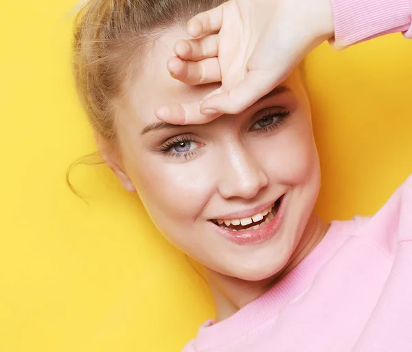Portrét mladé krásné blond veselá dívka s úsměvem při pohledu na fotoaparát — Stock fotografie